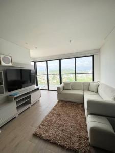 - un salon blanc avec un canapé et une télévision dans l'établissement New Luxury Apartment in Cartagena, à Carthagène des Indes