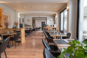 a dining room with wooden tables and chairs at H&ocirc;tel Des Nacres in Ventiseri