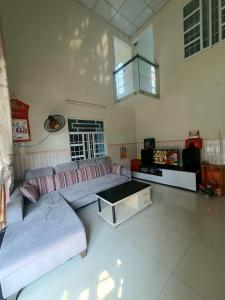 a living room with a couch and a table at Homestay Lê Gia in Tuy Hoa
