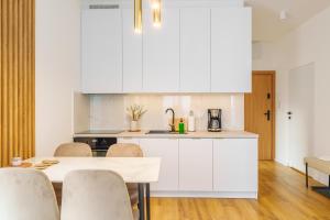 Η κουζίνα ή μικρή κουζίνα στο Apartament Kaszmirowy z Jacuzzi Sauna by HolidaySun