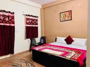 Voodi või voodid majutusasutuse Shree Ji Residency- A Devine Home Stay Near Prem Mandir toas