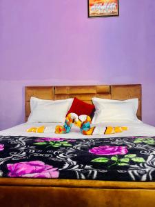 Voodi või voodid majutusasutuse Shree Ji Residency- A Devine Home Stay Near Prem Mandir toas