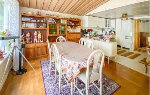 Зона вітальні в Cozy Home In Aplared With Wifi