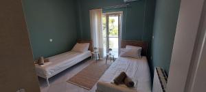 En eller flere senge i et værelse på VAYA Summer