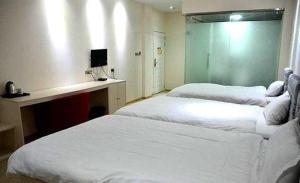 Giường trong phòng chung tại Wudangshan Daohe Inn