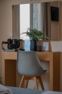 Příslušenství pro přípravu čaje a kávy v ubytování Theano Hotel