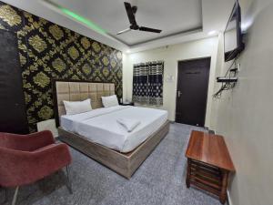 Postel nebo postele na pokoji v ubytování Redstone Hotel - Near US Consulate Nungambakkam