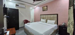 Postel nebo postele na pokoji v ubytování Redstone Hotel - Near US Consulate Nungambakkam