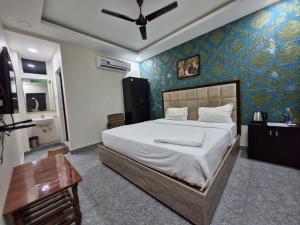 Postel nebo postele na pokoji v ubytování Redstone Hotel - Near US Consulate Nungambakkam