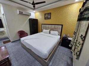 Postel nebo postele na pokoji v ubytování Redstone Hotel - Near US Consulate Nungambakkam