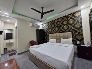 Postel nebo postele na pokoji v ubytování Redstone Hotel - Near US Consulate Nungambakkam