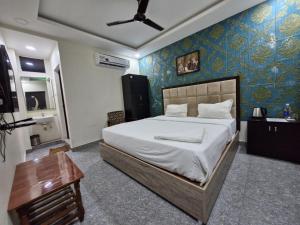 Postel nebo postele na pokoji v ubytování Redstone Hotel - Near US Consulate Nungambakkam