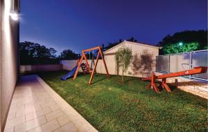 Herní místnost nebo prostor pro děti v ubytování Three-Bedroom Holiday Home In Rebici