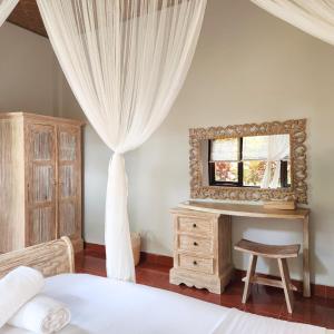 A bed or beds in a room at Danaya's Cottage and Studio