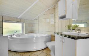 Ένα μπάνιο στο Three-Bedroom Holiday Home In Asnas +20 φωτογραφίες