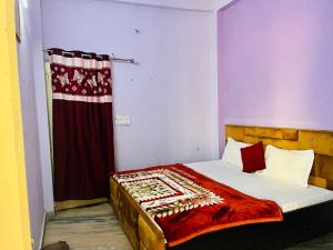 Voodi või voodid majutusasutuse Shree Ji Residency- A Devine Home Stay Near Prem Mandir toas +12 fotot