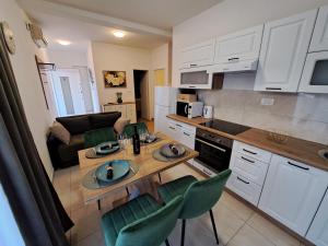 a kitchen with a table and chairs in a room at Apartman Iko Cista Provo in Cista Provo