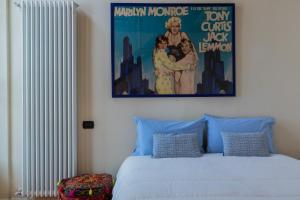 - une chambre avec un lit à baldaquin sur le mur dans l'établissement Casa Savoia by Wonderful Italy, à Turin