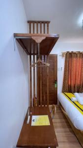um quarto com uma cama e uma mesa de madeira com uma mesa em Mactan Hostel em Lapu Lapu City