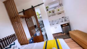 um pequeno quarto com uma cama e uma cozinha em Mactan Hostel em Lapu Lapu City