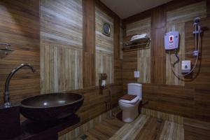a bathroom with a sink and a toilet at Kea Garden Guest House in Brinchang