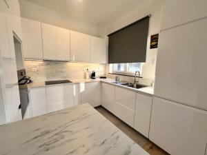Kuchyň nebo kuchyňský kout v ubytování Modern Business Flat - Courts et moyens séjours + 27 fotografií