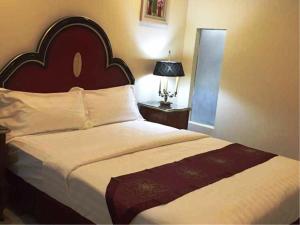 Een bed of bedden in een kamer bij Rainbowland Hotel