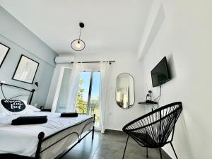 una camera da letto con un letto, uno specchio e una sedia di Alexander apartment 3 a Spartià