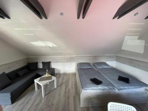 Posteľ alebo postele v izbe v ubytovaní Apartmánový dom Stela + 37 fotografií