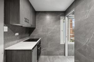 una cocina con estufa y encimera en Modern Single Room - Next to Central Station - Near CBD&Townhall&Chinatown&Darling Harbour&UTS&USYD - Shared Bathroom, en Sídney 32 fotos más