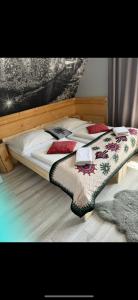 Łóżko lub łóżka w pokoju w obiekcie Zakopianskie Pokoje u Eweliny
