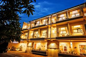 een buitenkant van een hotel 's nachts bij Bali True Living in Denpasar