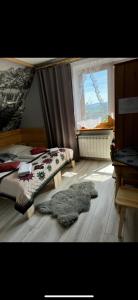 Łóżko lub łóżka w pokoju w obiekcie Zakopianskie Pokoje u Eweliny
