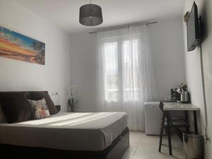 Postel nebo postele na pokoji v ubytování Room with private bathroom and balcony nearby the Mercado Central, center and beach