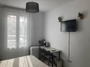 TV a/nebo společenská místnost v ubytování Room with private bathroom and balcony nearby the Mercado Central, center and beach