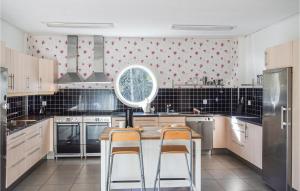 Una cocina o cocineta en Cozy Apartment In Långaryd With Wifi