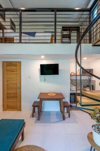 TV a/nebo společenská místnost v ubytování Panglao Lofts