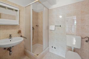 een badkamer met douche, wastafel en toilet bij Garden Rooms Chiara in Poreč