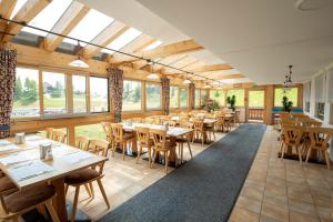Restoran või mõni muu söögikoht majutusasutuses Hotel Alpen Arnika