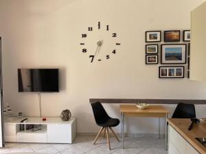 a living room with a clock on the wall at Apartmani kod Lovrića in Vir