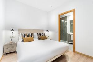 Кровать или кровати в номере The Corner Apartments by Aspasios