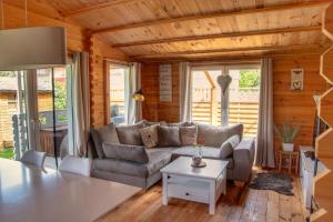 una sala de estar con un sofá y una mesa en Ferienhaus Bellin, en Ueckermünde