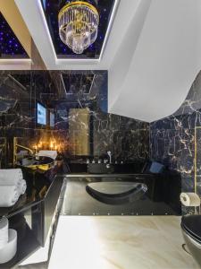 Koupelna v ubytování Willa z jacuzzi na polu golfowym Sierra Golf Homessimo Stars