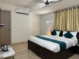 Postel nebo postele na pokoji v ubytování Airport Hotel Annexe