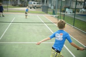 BIG4 Tasman Holiday Parks - Rowes Bay内部或周边的网球和/或壁球设施