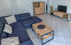 Una sala de estar con un sofá azul y una mesa. en Ferienpark Gollwitz, en Gollwitz