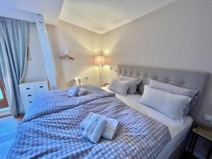 a bedroom with two beds with blue and white sheets at Das Koselige Nest - perfekt für kleine Familien - nah am Bocksberg in Goslar