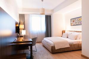 Rúm í herbergi á Hotel Sirius