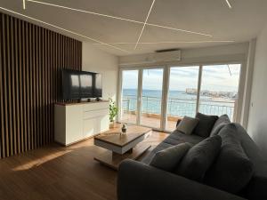 ein Wohnzimmer mit Couch und Flachbildfernseher in der Unterkunft Luxury apartament Luz Mar in playa de los Locos in Torrevieja