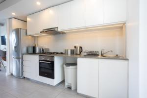 Η κουζίνα ή μικρή κουζίνα στο Modern Ground Floor Studio Apartment +7 φωτογραφίες
